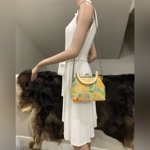 Handmade Genuine Leather Floral Embossed Wooden Handle Kisslock Bag/Crossbody - Picture 6 of 13